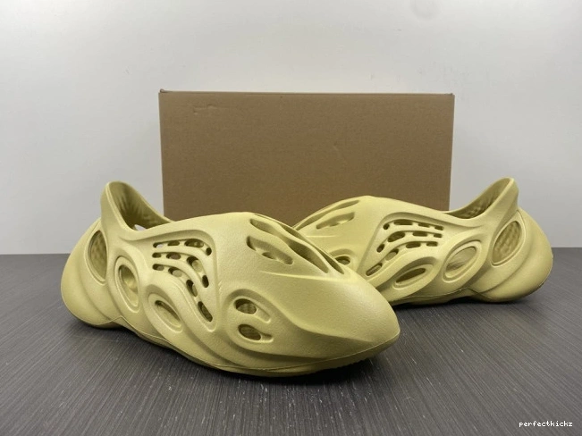 Sulfur RNNR Foam Adidas Yeezy GV6775 0813